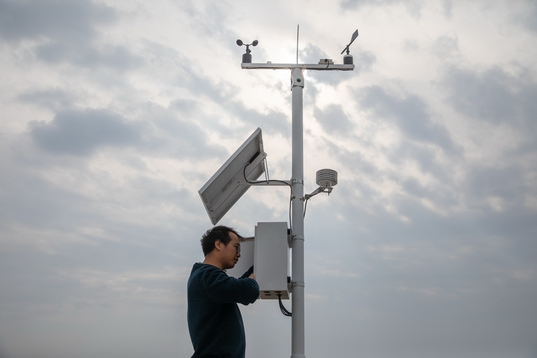 在北大荒集團(tuán)閆家崗農(nóng)場有限公司農(nóng)業(yè)現(xiàn)代化示范區(qū)，工作人員在調(diào)試氣象設(shè)備（4月27日攝）。新華社記者 張濤 攝