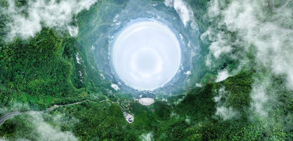 6月22日拍攝的“中國(guó)天眼”全景（維護(hù)保養(yǎng)期間拍攝，無人機(jī)全景拼接照片）。新華社記者 歐東衢 攝