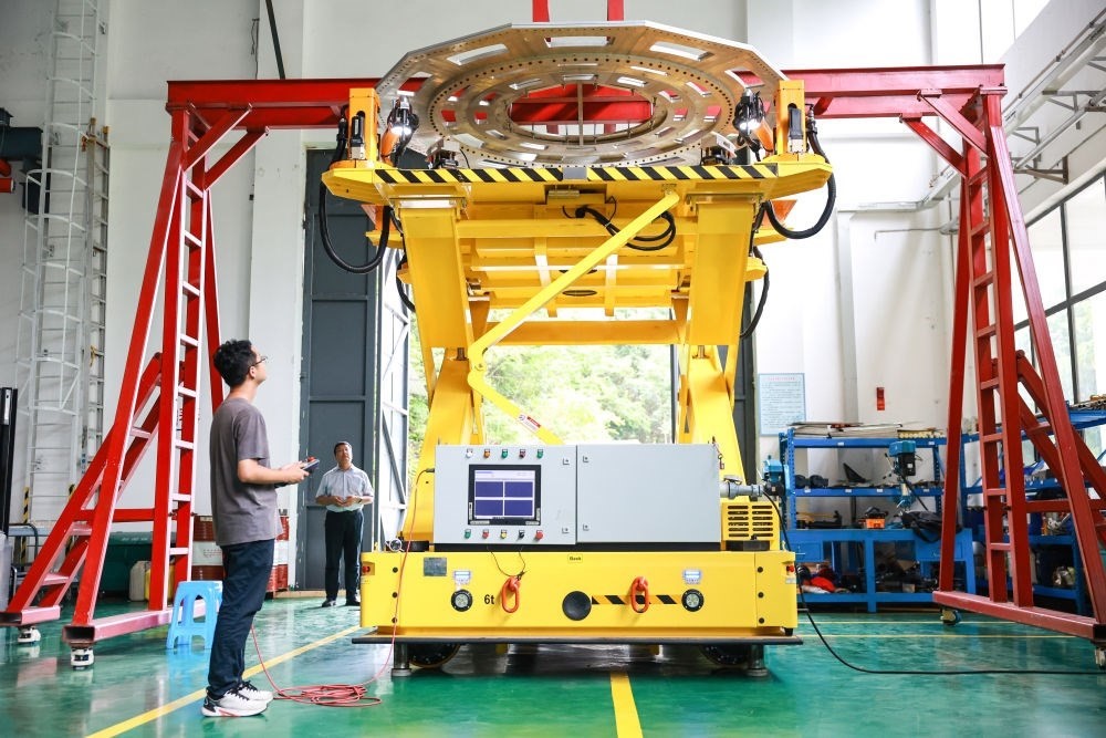 7月26日，工作人員在調(diào)試饋源接收機(jī)拆裝機(jī)器人。新華社記者 歐東衢 攝