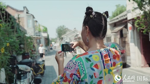 柳芭在胡同里采風(fēng)。人民網(wǎng) 張若涵攝