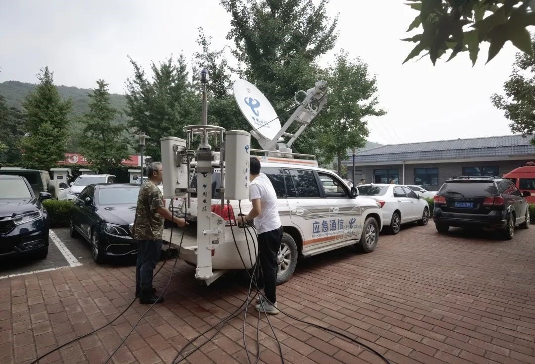 工作人員正在進行通信搶修。 受訪者供圖