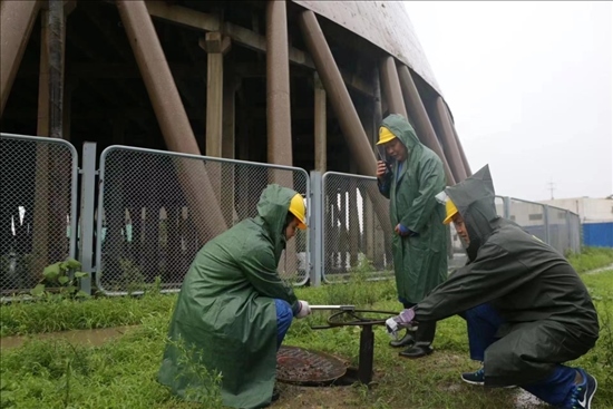 華能北京熱電廠員工操作排水閥降低水塔水位。 受訪者供圖