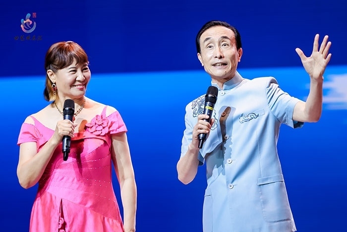 小品表演藝術(shù)家鞏漢林、金珠在演出現(xiàn)場。主辦方供圖