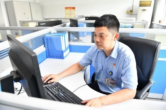 工作中的康凱。航空工業(yè)沈飛供圖