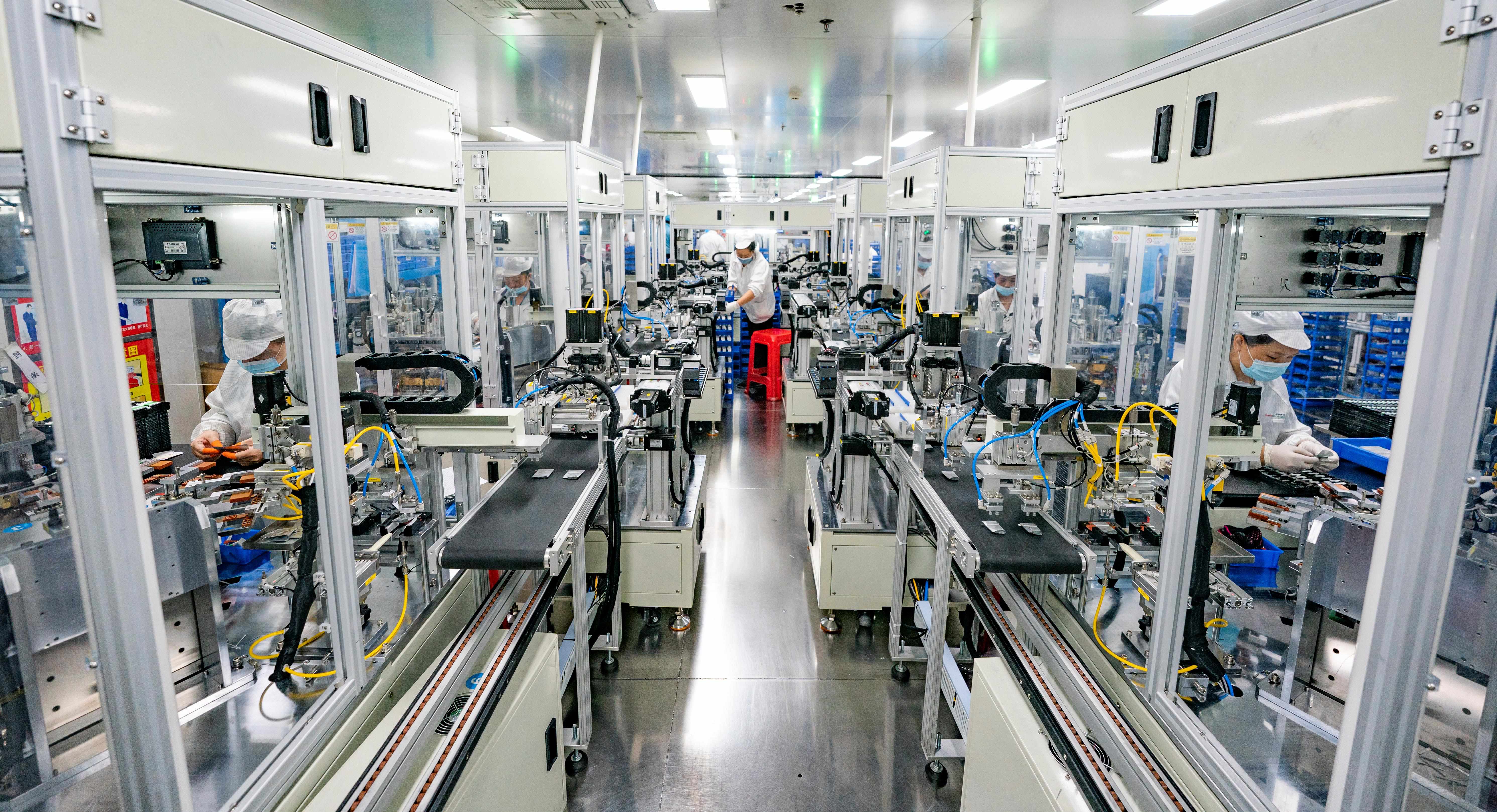 2023年5月17日，江西新余一家電子公司生產(chǎn)車間內(nèi)，技術(shù)工人在鋰電池生產(chǎn)線忙于趕制訂單產(chǎn)品。