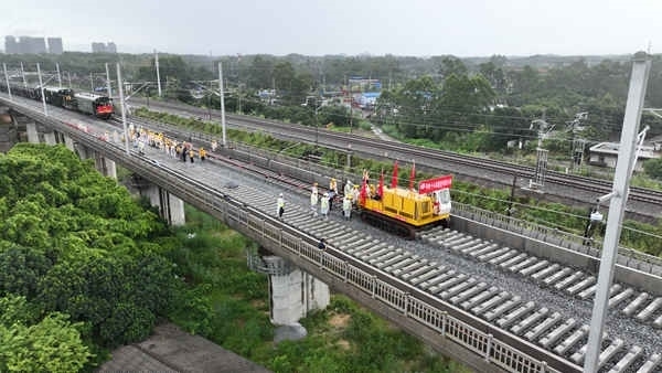 防東鐵路鋪軌現(xiàn)場(chǎng)航拍。