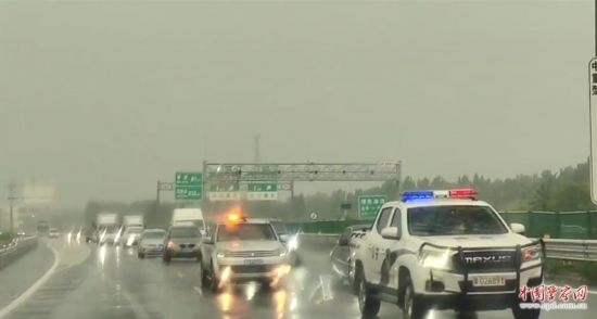 8月2日，京港澳高速，高速交警涿州大隊(duì)警車帶道引導(dǎo)救援物資車隊(duì)進(jìn)入涿州災(zāi)區(qū)。