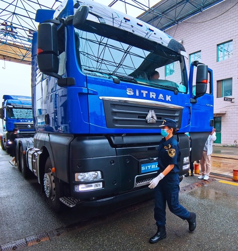 關(guān)員正在對出口車輛進行登臨檢查。人民網(wǎng)記者 栗翹楚攝