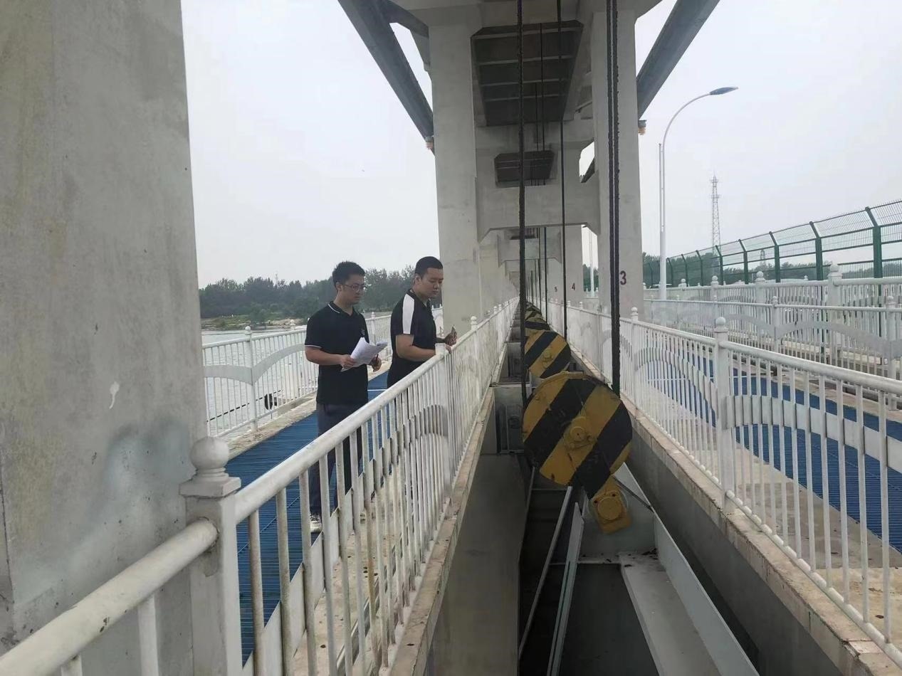 海委海河下游管理局獨(dú)流減河進(jìn)洪閘管理處工作人員檢查水閘閘門啟閉機(jī)。受訪者供圖
