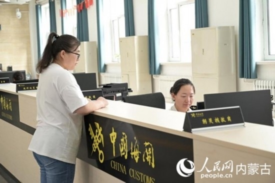 代理報(bào)關(guān)企業(yè)正在滿洲里車站海關(guān)綜合服務(wù)大廳辦理業(yè)務(wù)。人民網(wǎng) 寇雅楠攝