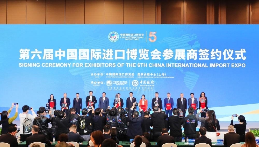 2022年11月6日，2022年中國(guó)國(guó)際進(jìn)口博覽會(huì)參展商聯(lián)盟大會(huì)在上海舉行。這是在大會(huì)期間進(jìn)行的第六屆進(jìn)博會(huì)參展商簽約儀式。新華社記者 方喆 攝