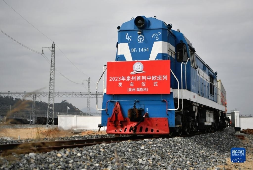 2月3日，中歐班列駛出興泉鐵路黃塘站。當(dāng)日，滿載著55個(gè)集裝箱的中歐班列，從位于福建泉州惠安縣的興泉鐵路黃塘站駛出。這是泉州今年開出的首趟中歐班列，也是興泉鐵路開通后的首趟泉州中歐班列。據(jù)了解，此次班列裝載產(chǎn)品主要來自泉州進(jìn)出口企業(yè)，貨重601.4噸，貨值約262.5萬美元。新華社記者 魏培全 攝