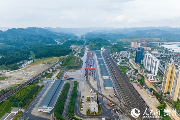 航拍貴陽國際陸港。人民網(wǎng)記者 涂敏攝