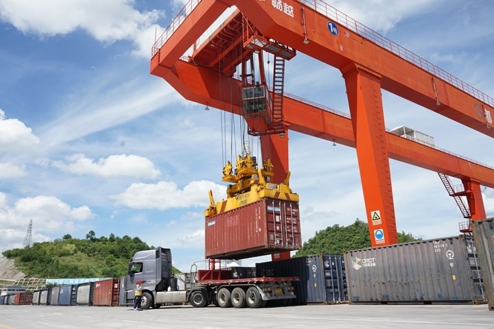 在貴陽國際陸港，正在作業(yè)的龍門吊。貴陽綜保區(qū)供圖