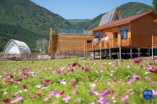 8月12日，游客在寧夏固原市涇源縣大灣鄉(xiāng)楊嶺村的民宿聊天。新華社記者 李旭倫 攝