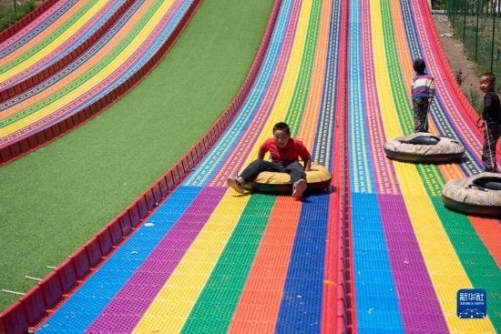 8月12日，小朋友在寧夏固原市涇源縣大灣鄉(xiāng)楊嶺村玩耍。新華社記者 李旭倫 攝