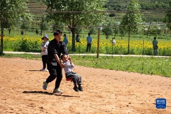 8月12日，游客在寧夏固原市涇源縣大灣鄉(xiāng)楊嶺村玩耍。新華社記者 李旭倫 攝