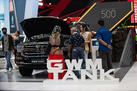 印尼消費(fèi)者參觀長(zhǎng)城汽車(chē)的展臺(tái)。趙猛 攝