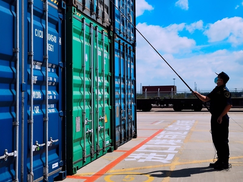 關(guān)員利用工業(yè)內(nèi)窺鏡檢查箱號(hào)、鎖號(hào)、封志情況。人民網(wǎng)記者 栗翹楚攝