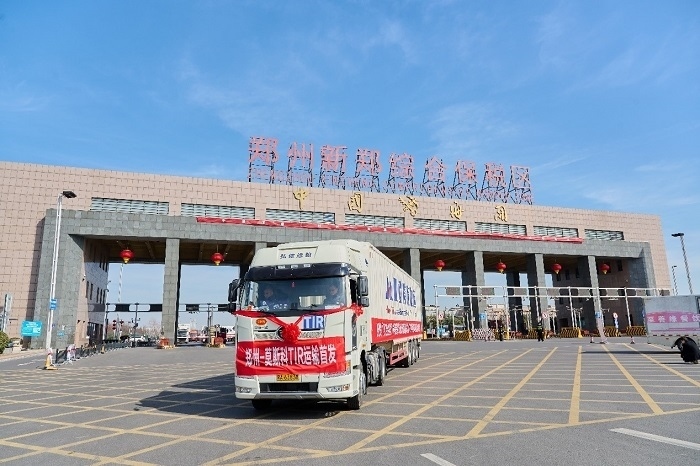 2023年2月20日，鄭州—莫斯科TIR運輸首發(fā)車輛駛出鄭州新鄭綜合保稅區(qū)。新鄭海關(guān)供圖