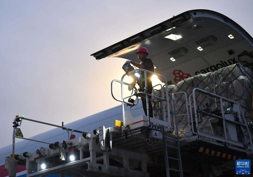 8月1日，工作人員在中國鄭州新鄭國際機(jī)場為一架盧森堡貨航貨機(jī)裝貨。新華社記者 李嘉南 攝