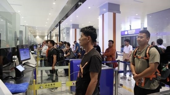 6月13日，乘坐中老鐵路國際旅客列車的旅客在磨憨邊檢大廳排隊(duì)候檢。李揚(yáng) 攝