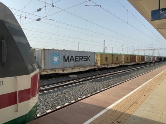 亞吉鐵路吉布提那噶德車站的貨運(yùn)車廂。人民網(wǎng)記者 趙艷紅攝