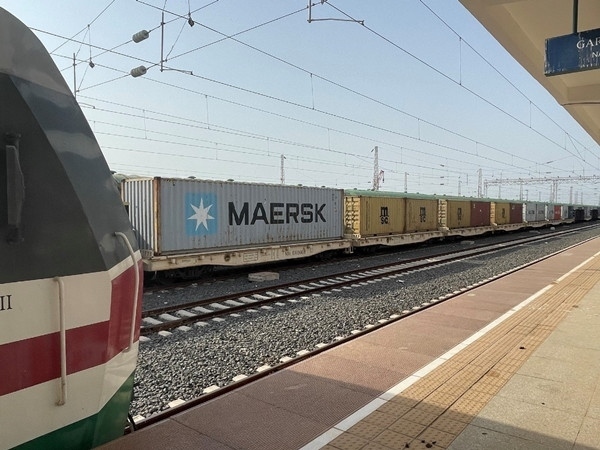 亞吉鐵路吉布提那噶德車(chē)站的貨運(yùn)車(chē)廂。人民網(wǎng)記者 趙艷紅攝