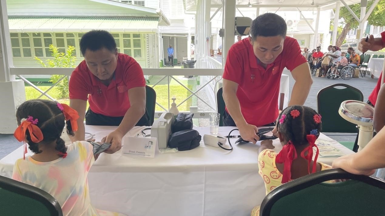 醫(yī)療隊員為福利院兒童進(jìn)行檢查。第18期援圭亞那醫(yī)療隊供圖