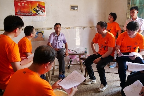 江西上饒“千村調(diào)查”分隊(duì)于余干縣上西源村入戶調(diào)查。校方供圖