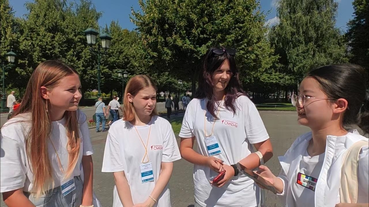 調(diào)研團(tuán)在街頭采訪。北京外國(guó)語(yǔ)大學(xué)供圖