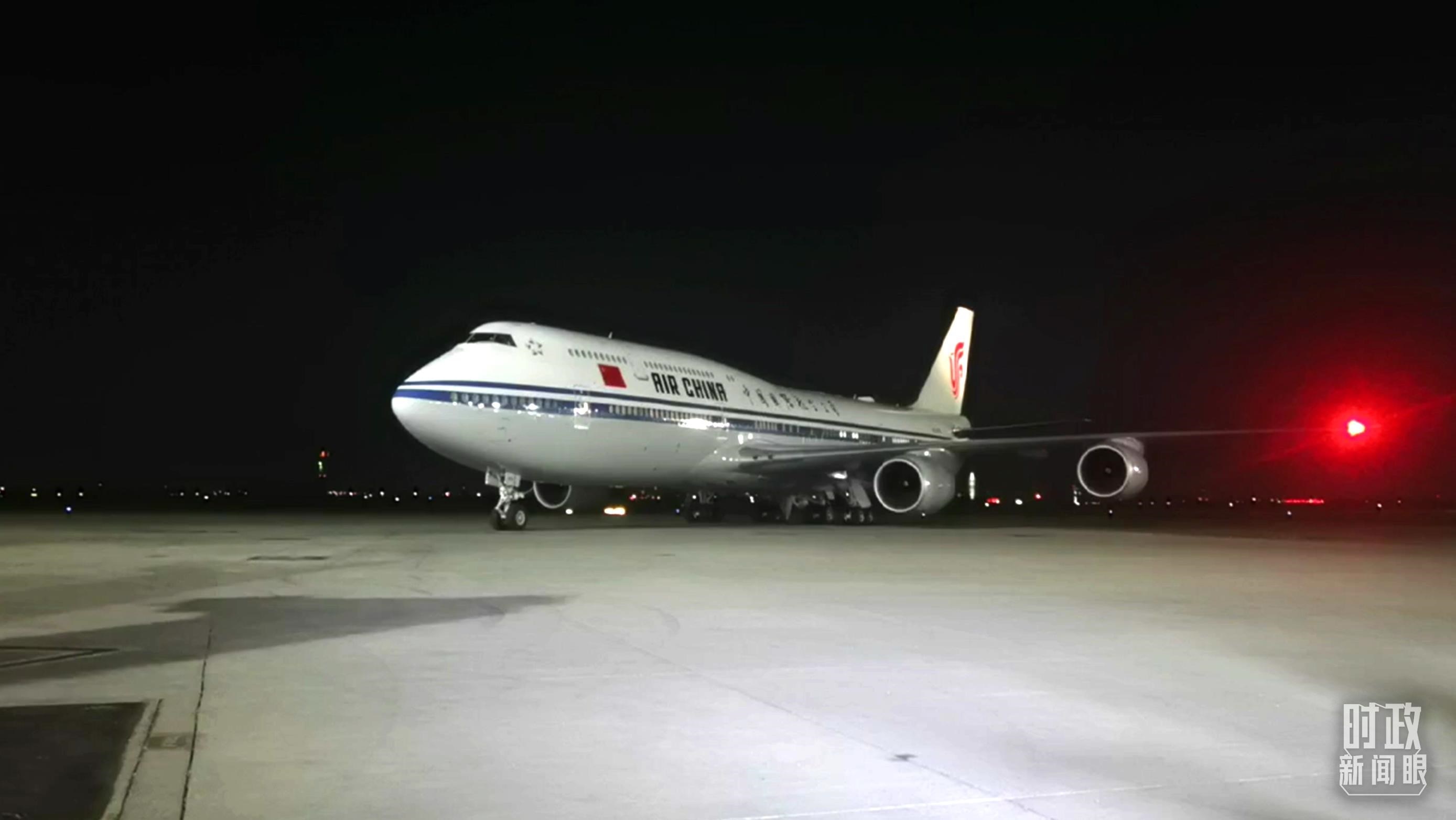 △這是習(xí)近平乘坐的專機(jī)。（總臺(tái)央視記者鐘銳拍攝）