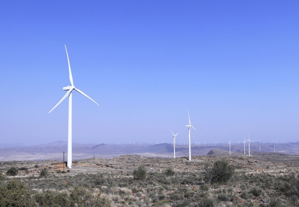 這是在南非北開普省德阿鎮(zhèn)拍攝的德阿風(fēng)電項(xiàng)目風(fēng)機(jī)（2023年8月10日攝）。由中國龍?jiān)措娏瘓F(tuán)南非公司運(yùn)營的德阿風(fēng)電項(xiàng)目每年發(fā)電量超過7.5億千瓦時(shí)，相當(dāng)于節(jié)約20多萬噸標(biāo)準(zhǔn)煤，減排二氧化碳約70萬噸。