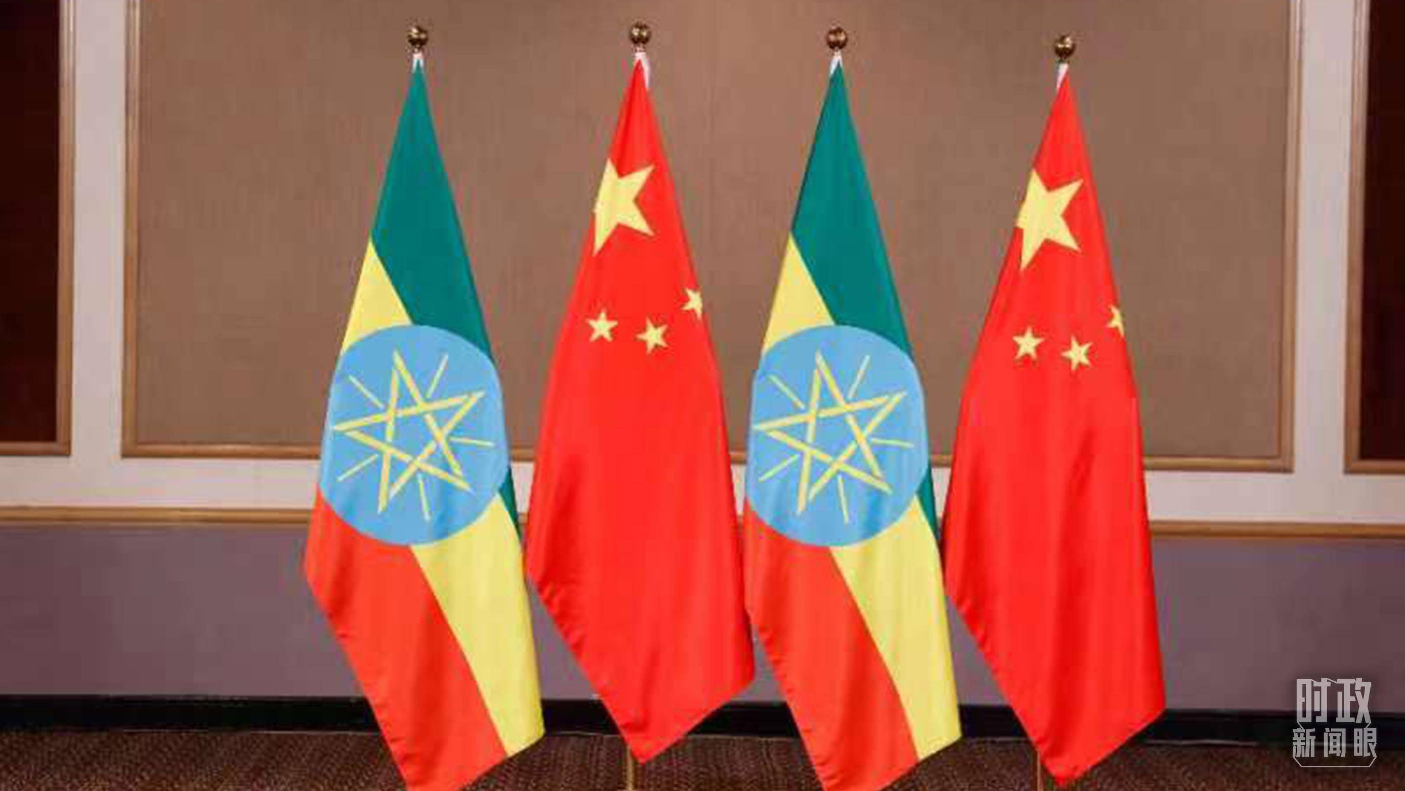 △會(huì)見現(xiàn)場(chǎng)的中國(guó)、埃塞兩國(guó)國(guó)旗。（總臺(tái)央視記者耿小龍拍攝）