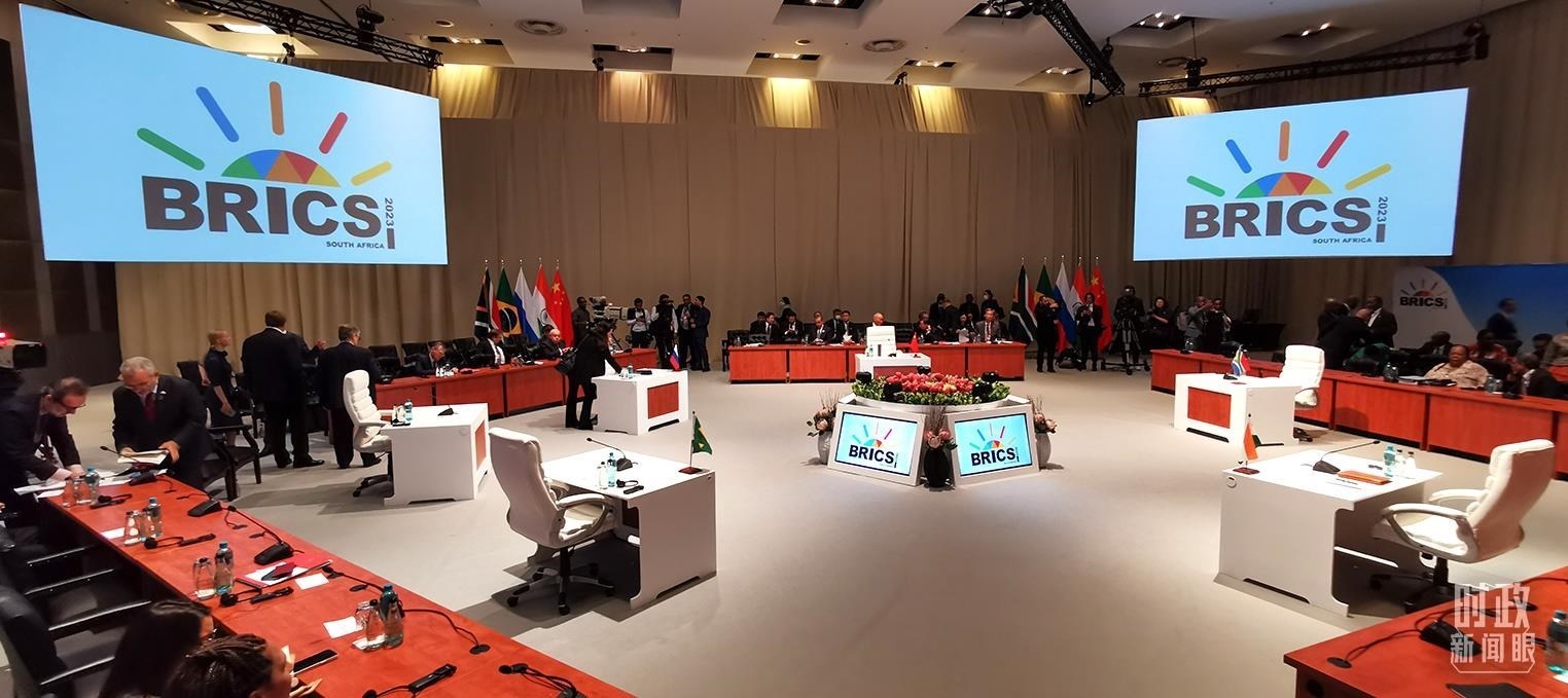 △23日上午，金磚國(guó)家領(lǐng)導(dǎo)人第十五次會(huì)晤在這里舉行。這是會(huì)晤開始前的場(chǎng)景。（總臺(tái)央視記者李錚拍攝）