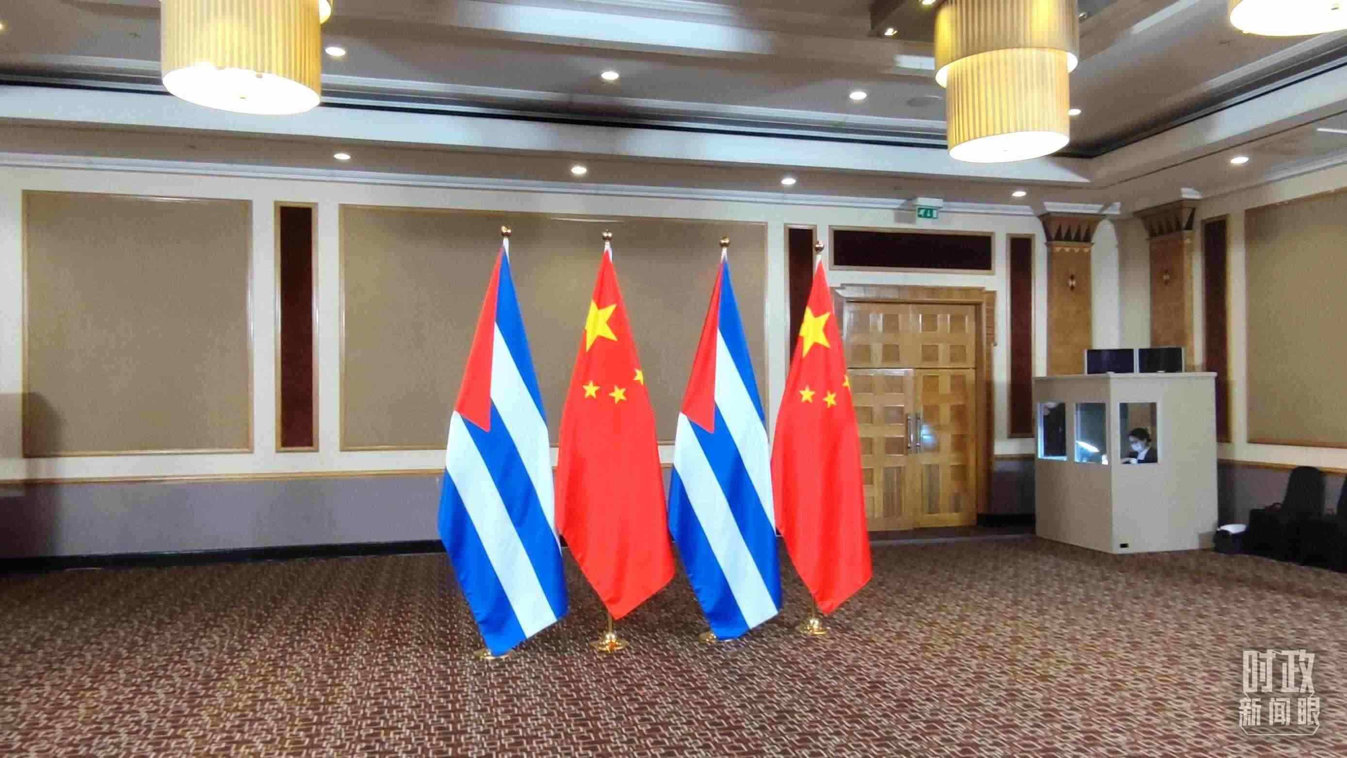 △會(huì)見現(xiàn)場(chǎng)的中古兩國(guó)國(guó)旗。（總臺(tái)央視記者耿小龍拍攝）