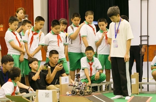 青少年學(xué)生現(xiàn)場觀看比賽。北京工商大學(xué)供圖