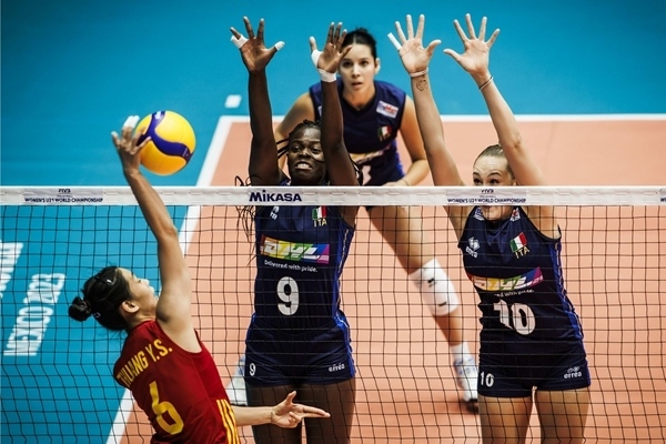 中國隊球員莊宇珊(左)在比賽中。圖片來源：國際排聯(lián)