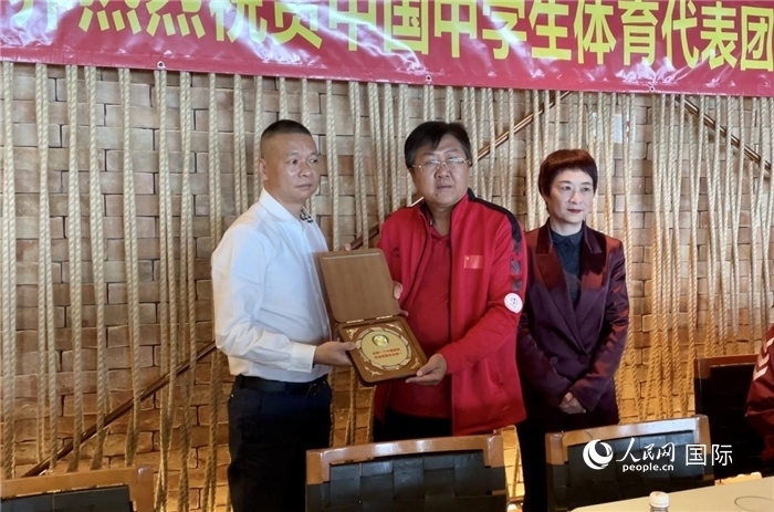 巴西中國和平統(tǒng)一促進會會長王俊曉向中國中學生體育代表團團長劉立新贈送紀念品。人民網(wǎng)記者 宋亦然攝