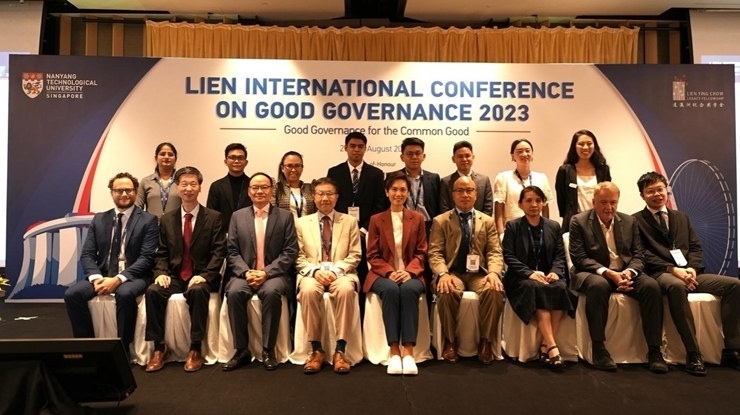 與會(huì)嘉賓和新書的編者及章節(jié)作者合影。新加坡南洋理工大學(xué)供圖