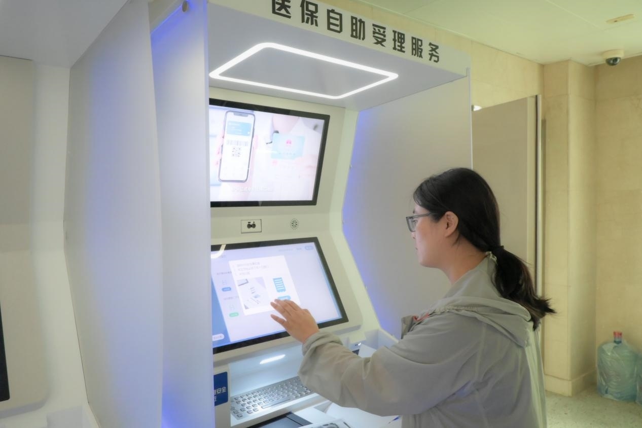 醫(yī)保自助受理服務機為市民辦理事項提供了又一選擇途徑。人民網記者 張麗瑋攝