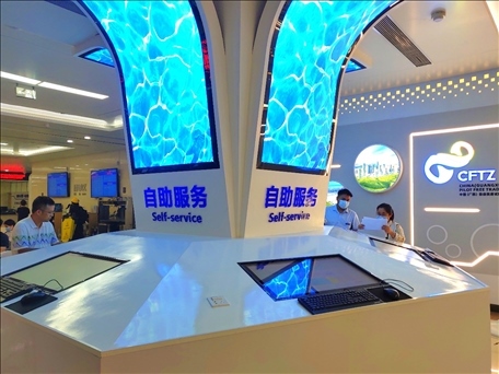 市民在中國（廣西）自由貿(mào)易區(qū)南寧片區(qū)綜合服務(wù)大廳辦理業(yè)務(wù)。人民網(wǎng) 付華周攝