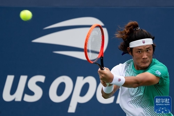 張之臻在比賽中回球。新華社記者 劉杰 攝