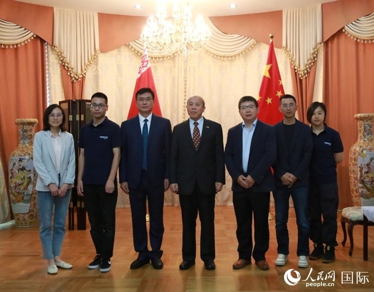 謝小用大使與人民網(wǎng)記者合影。