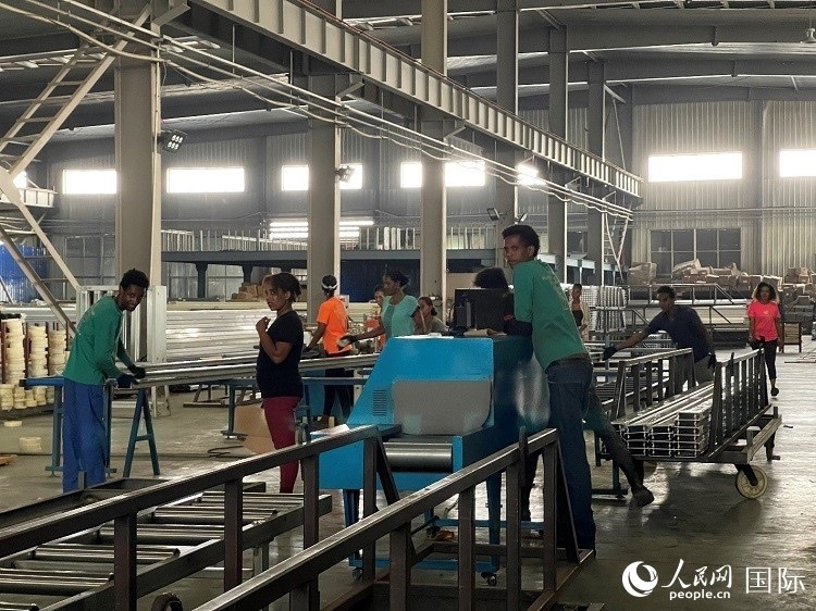 東方工業(yè)園華嘉鋁業(yè)生產(chǎn)車間。人民網(wǎng)記者 趙艷紅攝