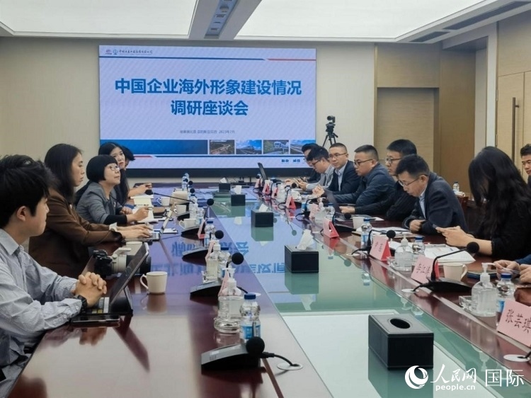 埃塞俄比亞中國商會企業(yè)代表與人民網(wǎng)記者座談。人民網(wǎng)記者 劉寧攝