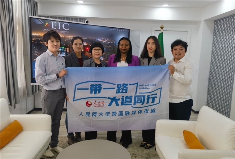 埃塞俄比亞投資委主任萊利斯（右三）、萬巧云（左二）與人民網(wǎng)記者合影。
