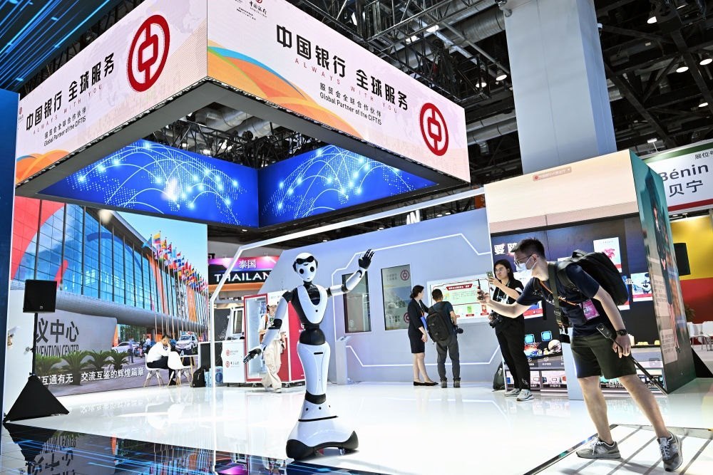 9月1日，媒體記者在國家會議中心中國銀行展臺拍攝一款迎賓接待機(jī)器人。新華社記者 李鑫 攝