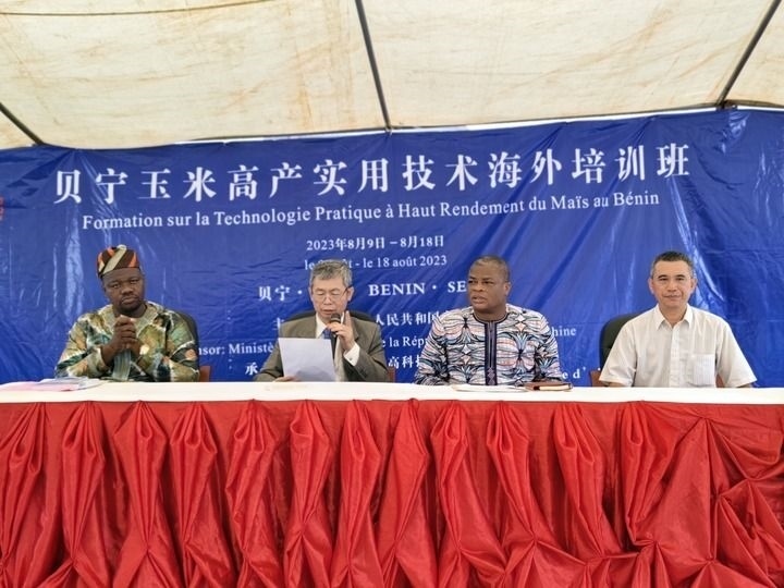 8月9日，2023年貝寧“玉米高產(chǎn)實(shí)用技術(shù)培訓(xùn)班”開班儀式在位于塞梅波吉市的中國援貝寧農(nóng)業(yè)技術(shù)示范中心舉行。