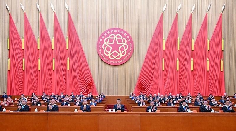 2023年8月31日，第十一次全國(guó)歸僑僑眷代表大會(huì)在北京人民大會(huì)堂開(kāi)幕。習(xí)近平等黨和國(guó)家領(lǐng)導(dǎo)人到會(huì)祝賀